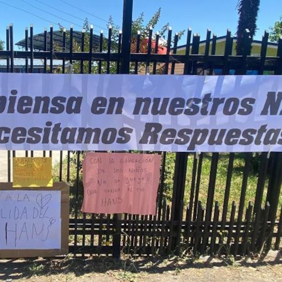 Padres protestan por repentina desvinculación de profesor en Escuela Isla de Marchant Padres protestan por repentina desvinculación de profesor en Escuela Isla de Marchant