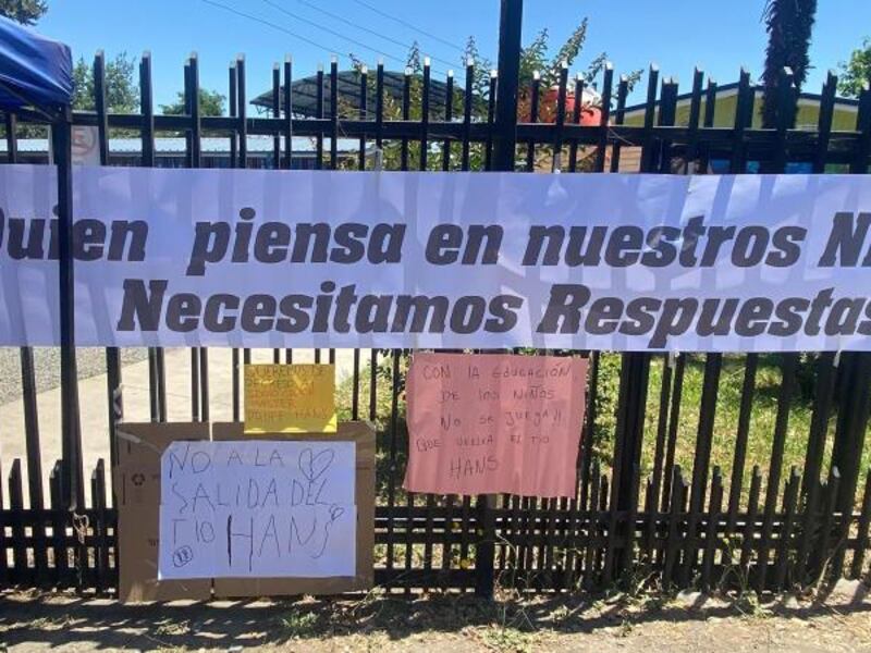 “Me saqué la cresta por mis estudiantes”: Padres protestan tras repentina desvinculación de profesor que logró reducir a cero las inasistencias