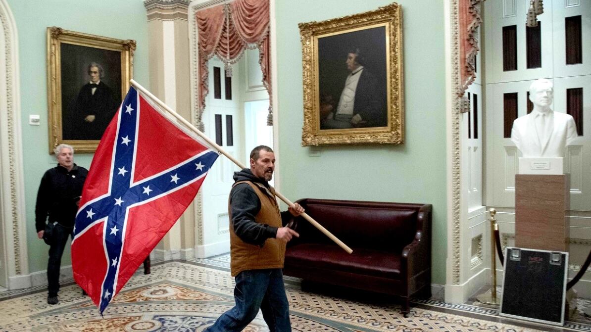 Kevin Seefried fue condenado a tres años de prisión por asaltar el Capitolio con una bandera confederada.
