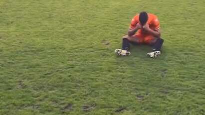 Jugador se echa a llorar en el campo a ver a su abuela