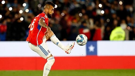 El cuerpo médico de la selección confirmó este miércoles del "éxito en la operación de la rodilla derecha" de Vidal.