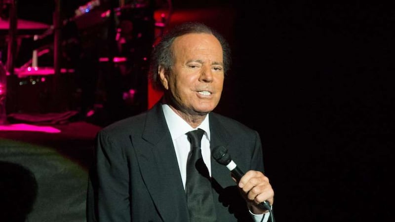 “¿Estás lista para que te cambie la vida?“: dos extrabajadoras de Julio Iglesias dan duros testimonios de agresiones sexuales acusando al cantante