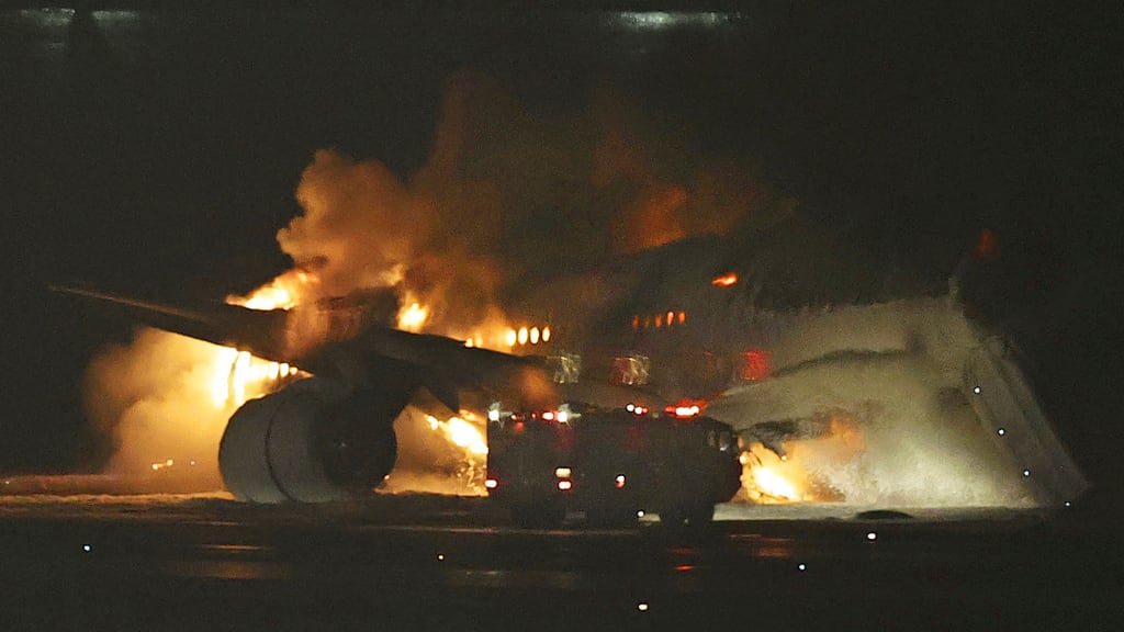 Un avión de Japan Airlines arde sobre la pista del aeropuerto Haneda el martes 2 de enero de 2024, en Tokio, Japón. (Kyodo News vía AP)