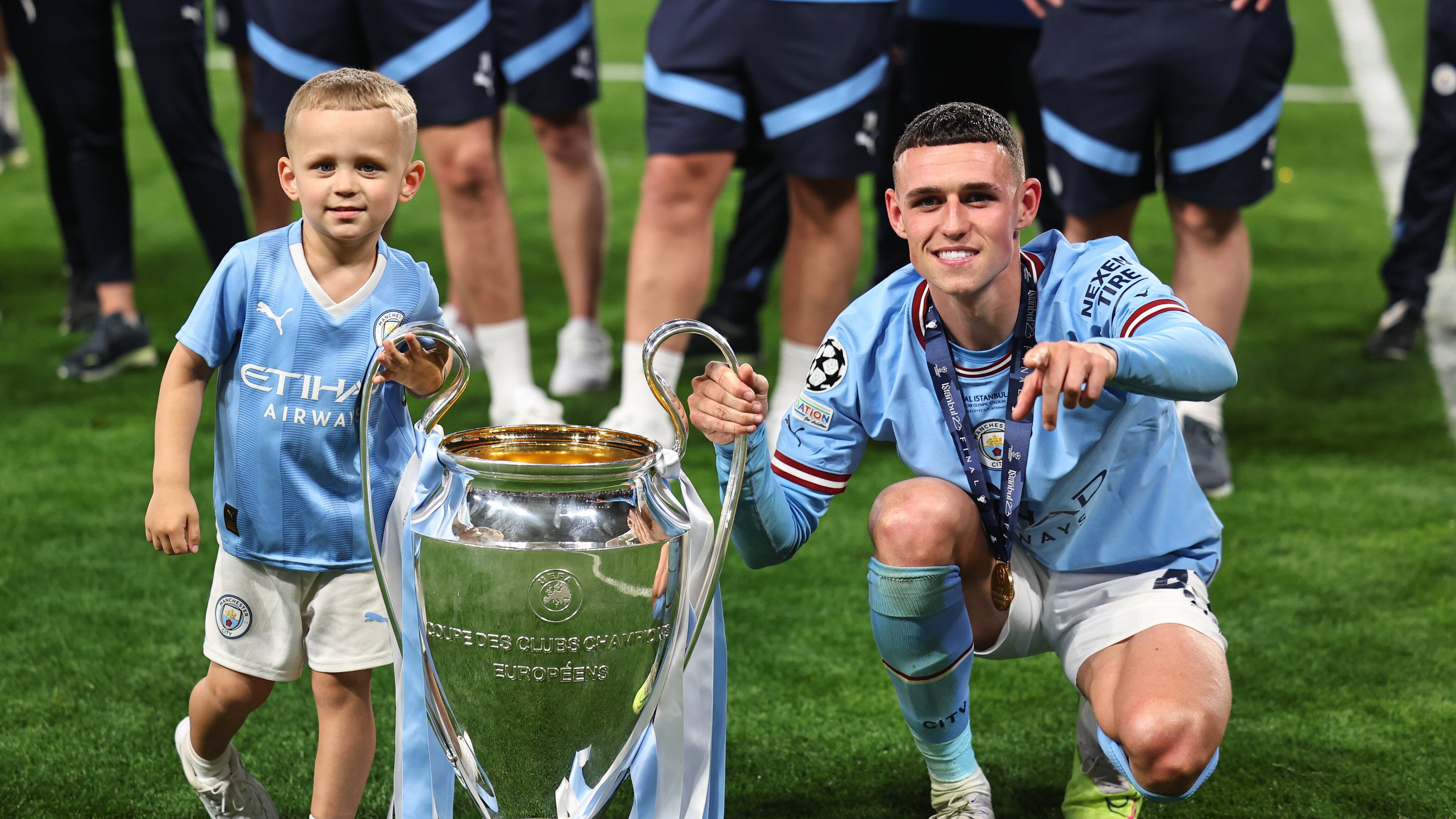 El atacante festeja junto a su hijo.