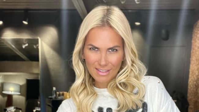 María Alberó aprovechó sus vacaciones en Milán, Italia, para sorprender a sus seguidores de Instagram con un drástico cambio en su cabello.
La modelo publicó una foto en sus redes sociales junto a sus hijos, anunciando que se iban de viaje, pero también mostrando que le dijo adiós a su tradicional rubio platinado.
“Cambio de look y modo vacaciones. Los amo”, escribió la esposa de Iván Zamorano, luciendo un intenso color cobrizo en su pelo.
Uno de los primeros comentarios fue el de su marido, quien elogió su nueva apariencia. “Diosa, mi vida. Te amo”, plasmó.
A las palabras de “Bam Bam” se sumaron cientos de halagos de los internautas, quienes aprovecharon de puntualizar en lo grandes y lindos que están sus hijos.
“Amo tu nuevo cabello”, “Hermosa, todo te queda lindo” y “Pero qué regia mamá” fueron algunos de ellos.