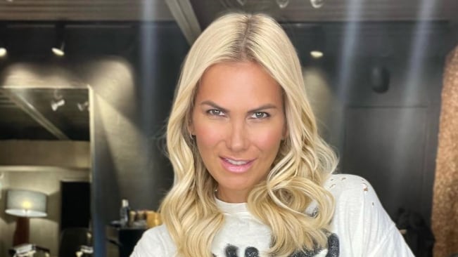 María Alberó aprovechó sus vacaciones en Milán, Italia, para sorprender a sus seguidores de Instagram con un drástico cambio en su cabello.
La modelo publicó una foto en sus redes sociales junto a sus hijos, anunciando que se iban de viaje, pero también mostrando que le dijo adiós a su tradicional rubio platinado.
“Cambio de look y modo vacaciones. Los amo”, escribió la esposa de Iván Zamorano, luciendo un intenso color cobrizo en su pelo.
Uno de los primeros comentarios fue el de su marido, quien elogió su nueva apariencia. “Diosa, mi vida. Te amo”, plasmó.
A las palabras de “Bam Bam” se sumaron cientos de halagos de los internautas, quienes aprovecharon de puntualizar en lo grandes y lindos que están sus hijos.
“Amo tu nuevo cabello”, “Hermosa, todo te queda lindo” y “Pero qué regia mamá” fueron algunos de ellos.