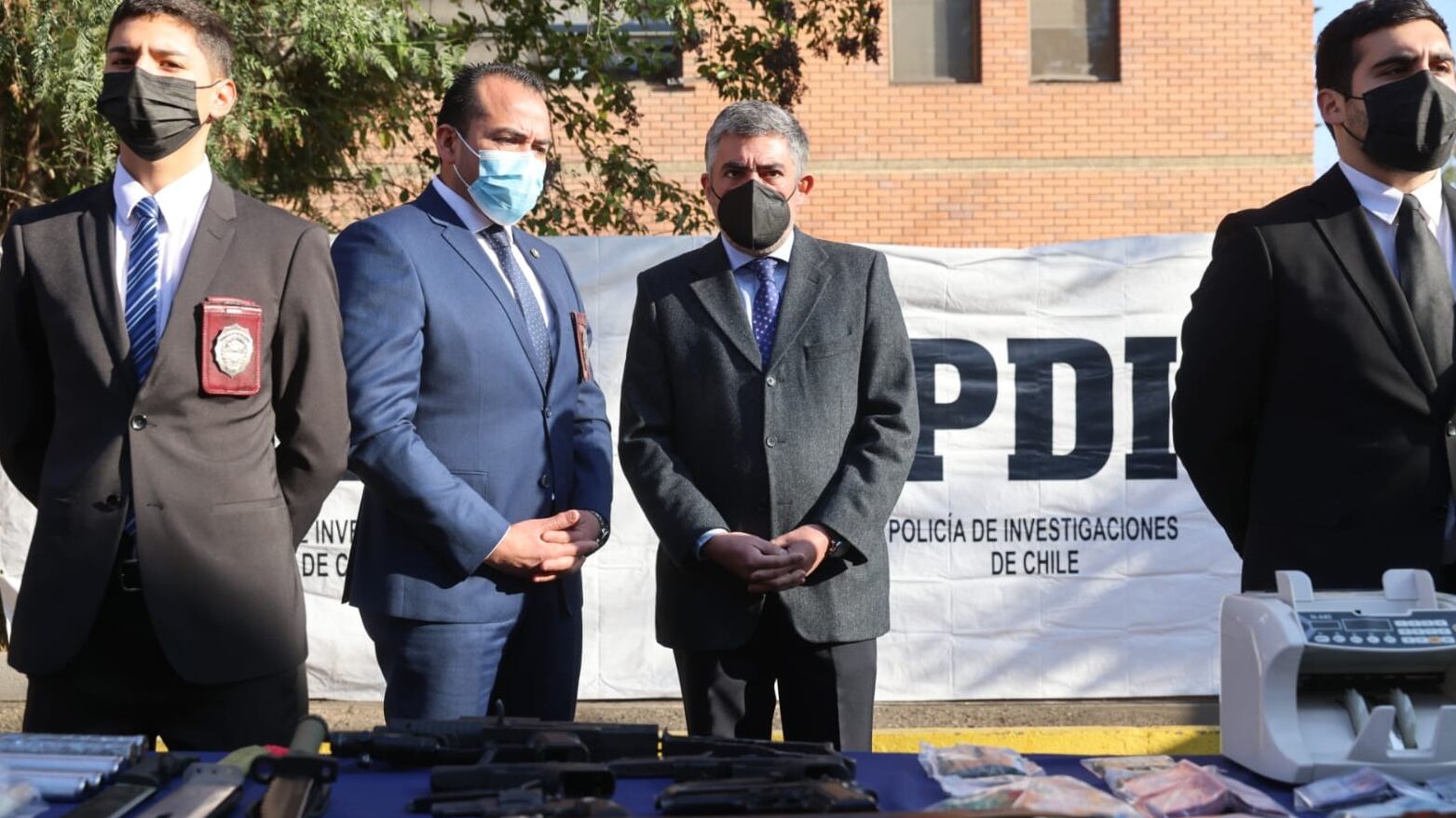 Parte del decomiso que realizó la PDI este jueves a los cinco delincuentes detenidos, quienes en en octubre de 2021 secuestraron a una pareja en la comuna de Quilicura.
