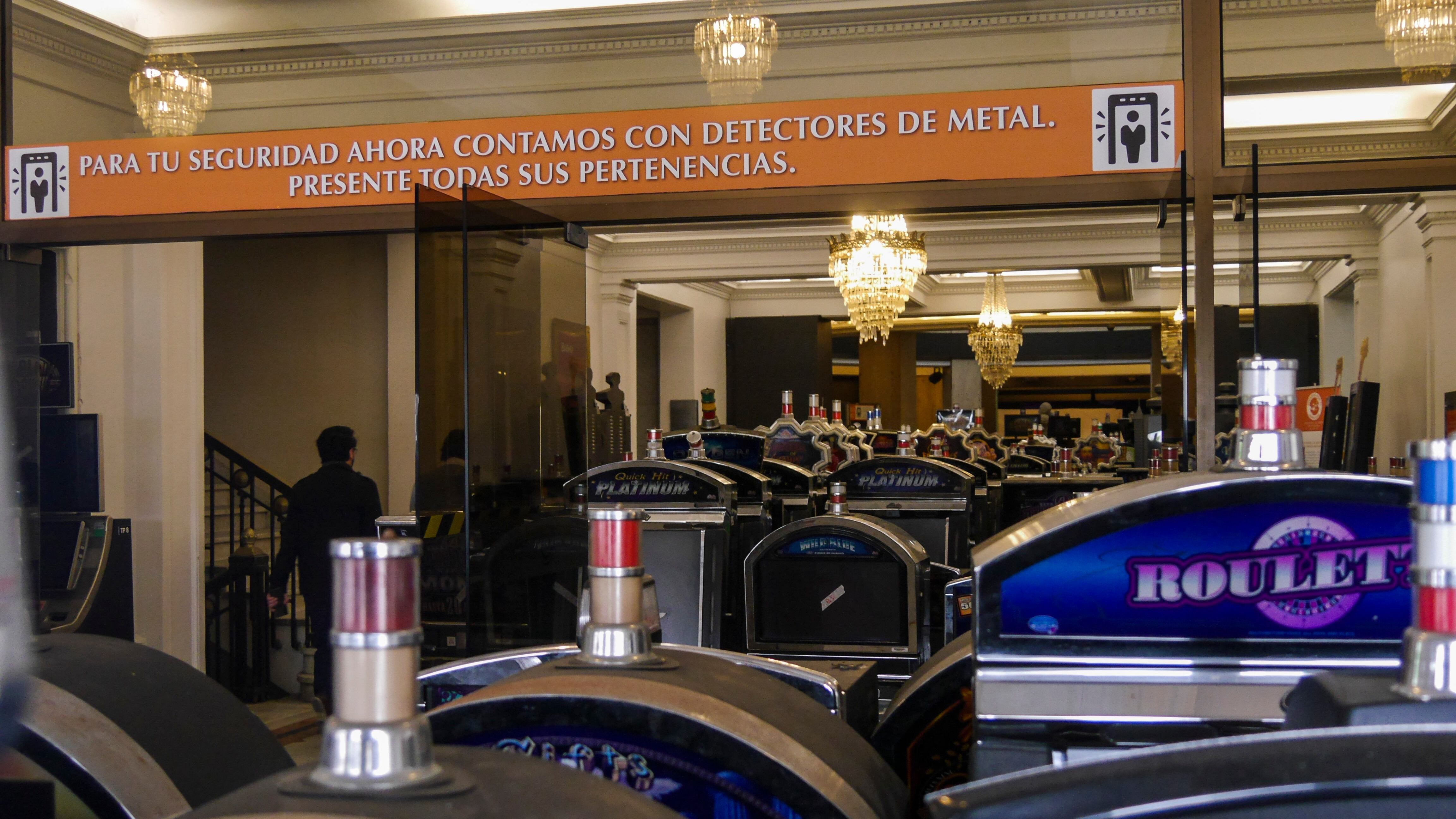 VIÑA DEL MAR: Autoridades anuncian protocolos de reapertura de Casinos de Juegos | 12 DE NOVIEMBRE DE 2020 / VIÑA DEL MAR
Maquinas de juegos al interior de Casino Municipal, durante punto de prensa para anunciar los protocolos que se implementaran para la reapertura de los Casinos de Juegos del país.
FOTO: SANTIAGO MORALES / AGENCIA UNO