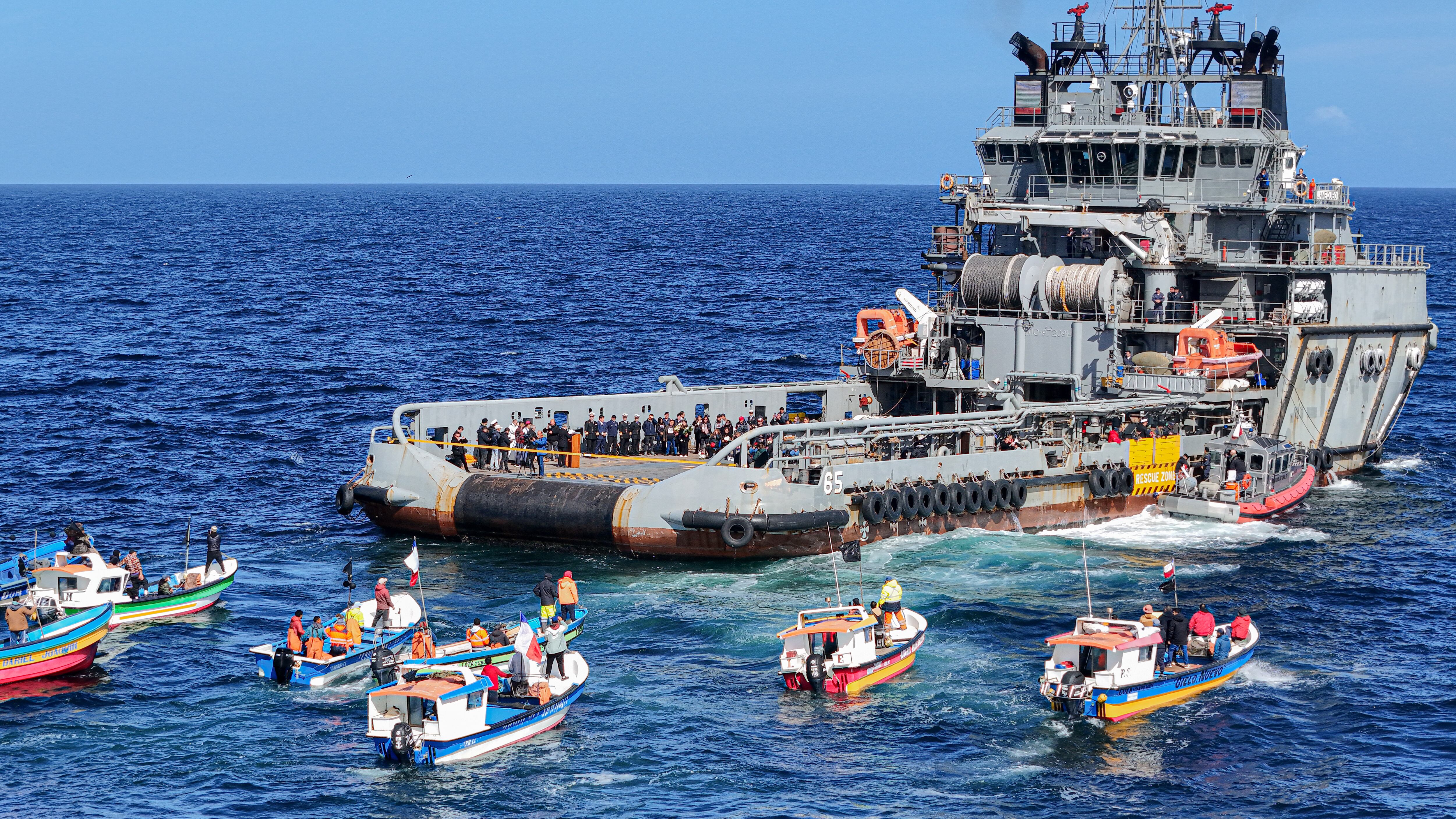 Familiares de los pescadores desaparecidos los despidieron en el mar