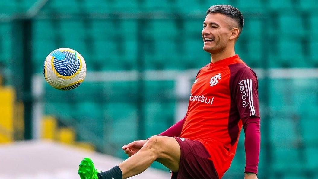 Según la prensa deportiva chilena, el volante de Internacional de Porto Alegre le habría pedido a los dirigentes brasileños que lo dejaran libre para poder arribar a la U en los próximos días.