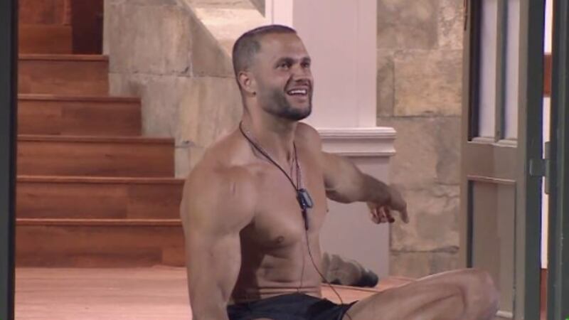 Revelan que Fabio Agostini fue pillado teniendo relaciones con una de sus compañeras en la oficina de la comandante de “Palabra de Honor”