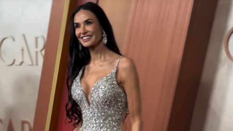 “Viene por su Oscar”: Así fue la llegada de Demi Moore a la glamorosa alfombra roja en el Dolby Theatre