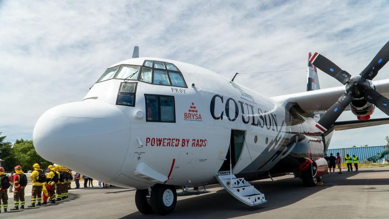 Gobierno recibe avión Hércules C-130 para emergencias forestales: tiene capacidad para 15 mil litros de agua