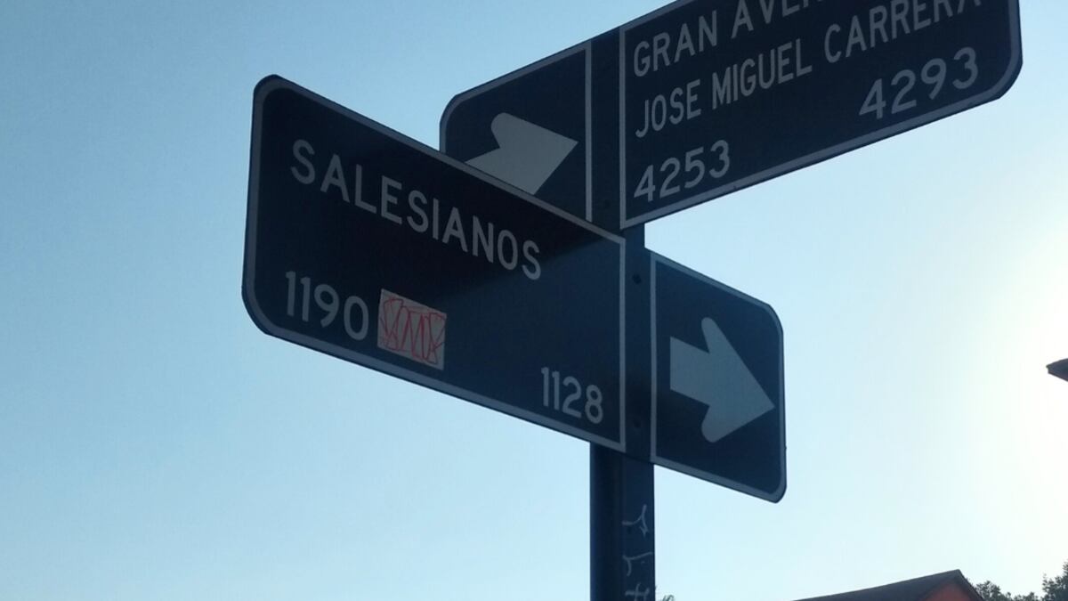 San Miguel oficializa el cambio: Avenida Salvador Allende vuelve a llamarse Salesianos