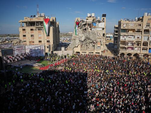 Un momento de esperanza: miles de palestinos en Gaza participaron en masiva boda