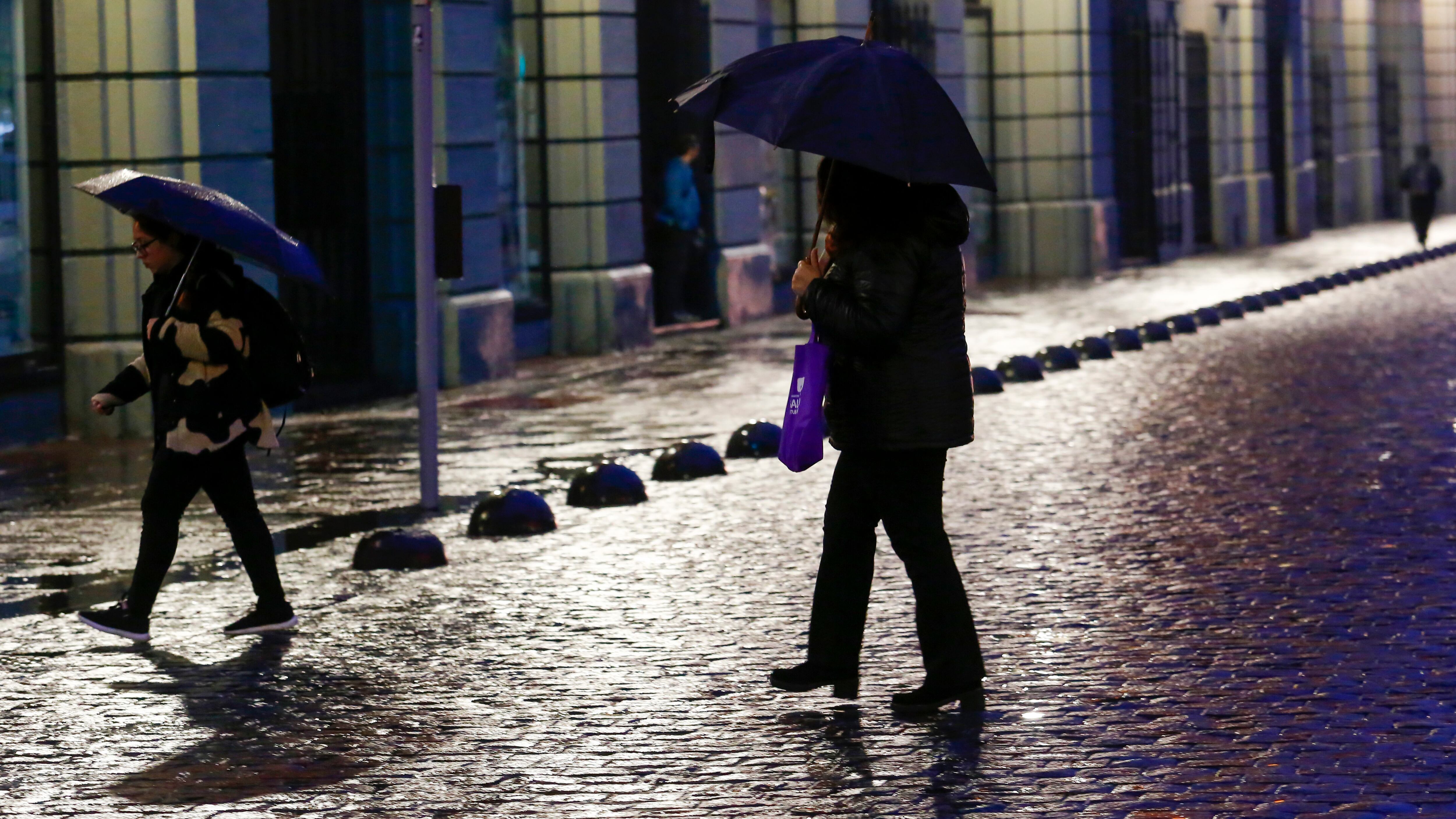 Lluvia deja cortes de luz y anegamientos en Santiago / Aton Chile
