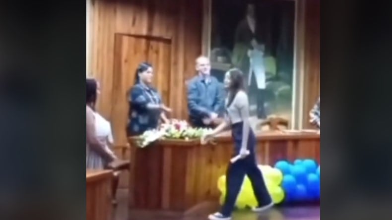 La estudiante dejó a un lado el protocolo y dejó con la mano estirada a la profesora