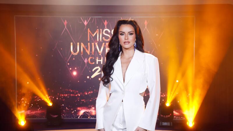 Emilia Dides vuelve al 13 para transmisión de final de Miss Universo 2025