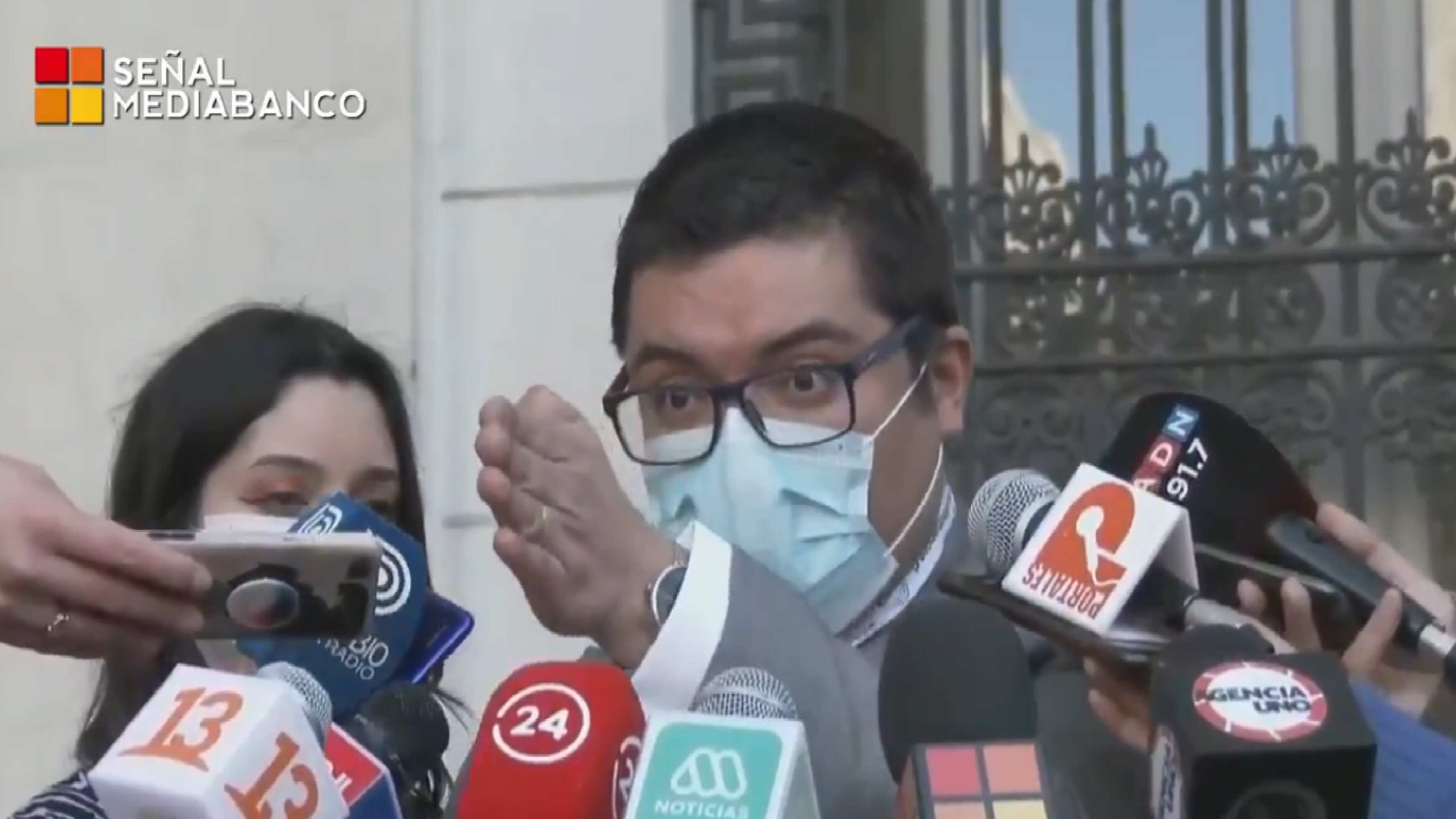 Rodrigo Logan apuntando a su presunto enemigo.