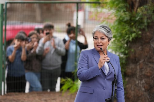 “La democracia habló fuerte y claro” y “la derrota siempre es breve”: Jeannette Jara reconoció el triunfo de Kast y llamó a la unidad de su sector