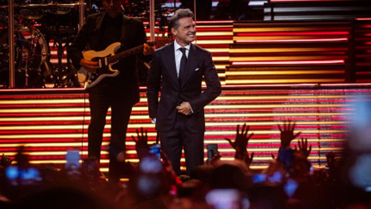 Hasta un contrato tiene: doble de Luis Miguel recorre el Hotel Faena para despistar a las fans