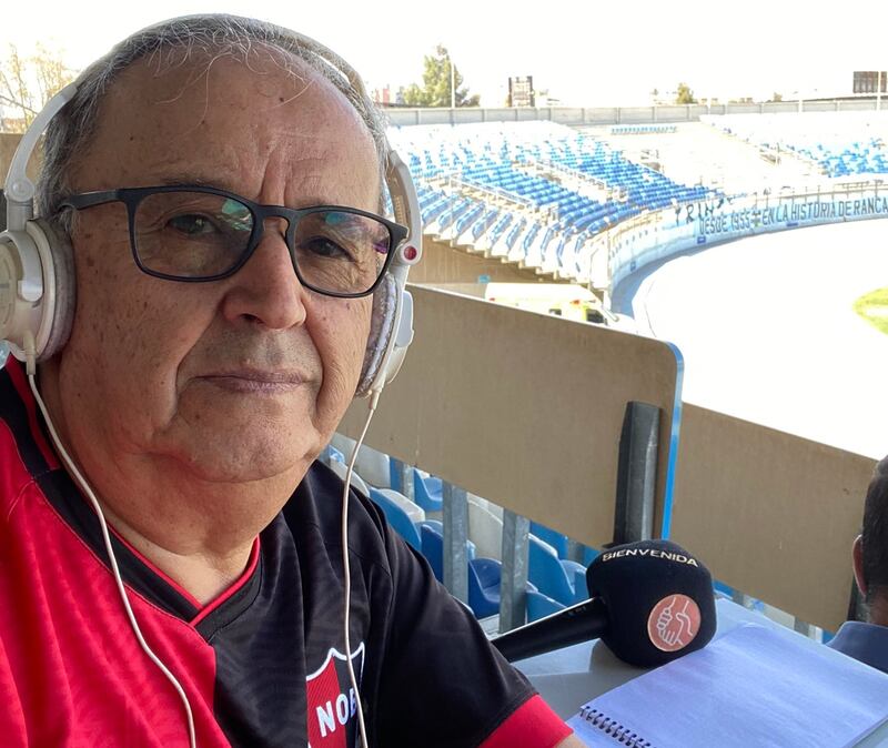 Gabriel Aros Manzon trabajando con la camiseta de Newell's en el estadio El Teniente de Rancagua