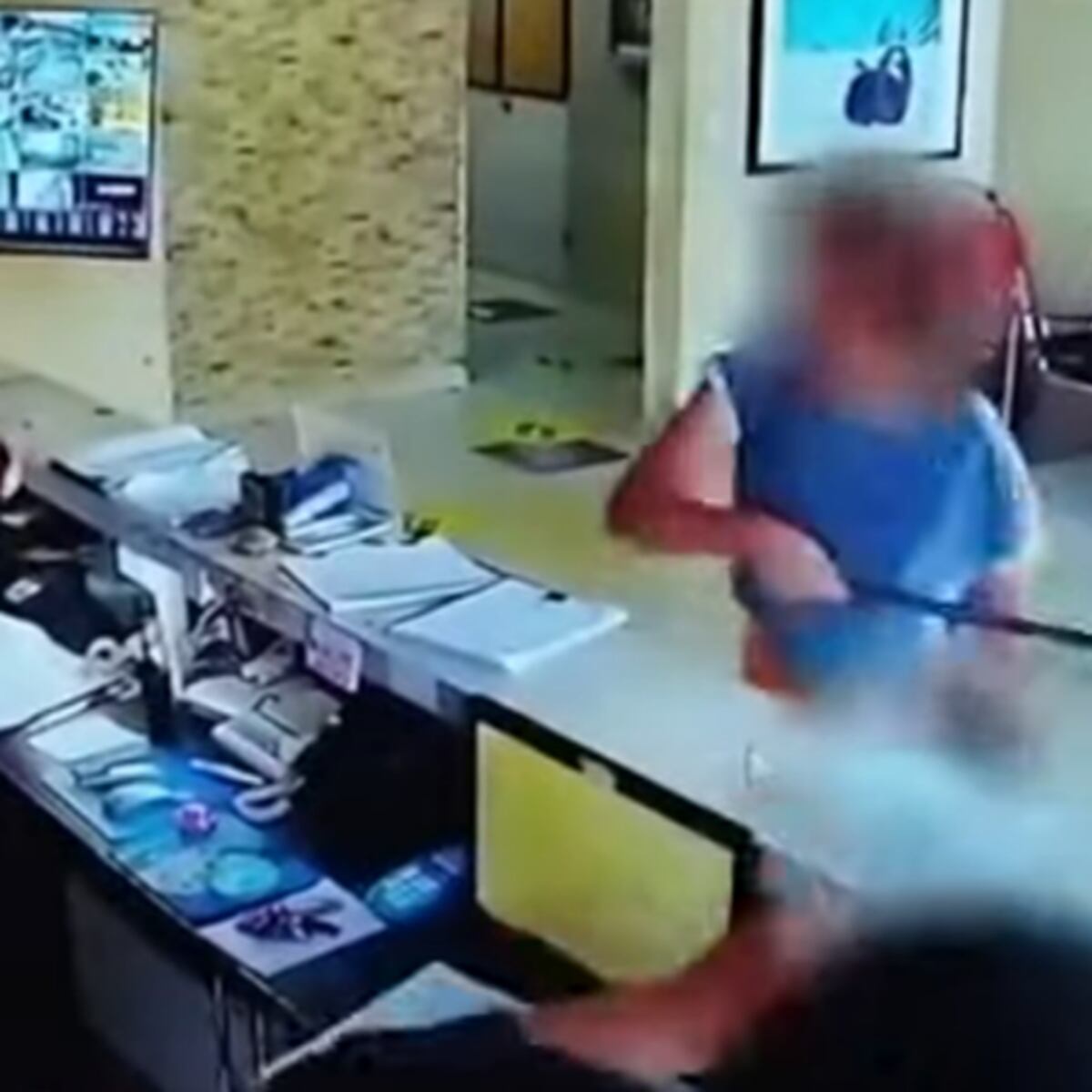 Mujer que agredió a conserje deberá desalojar inmueble Mujer que agredió a conserje deberá desalojar inmueble