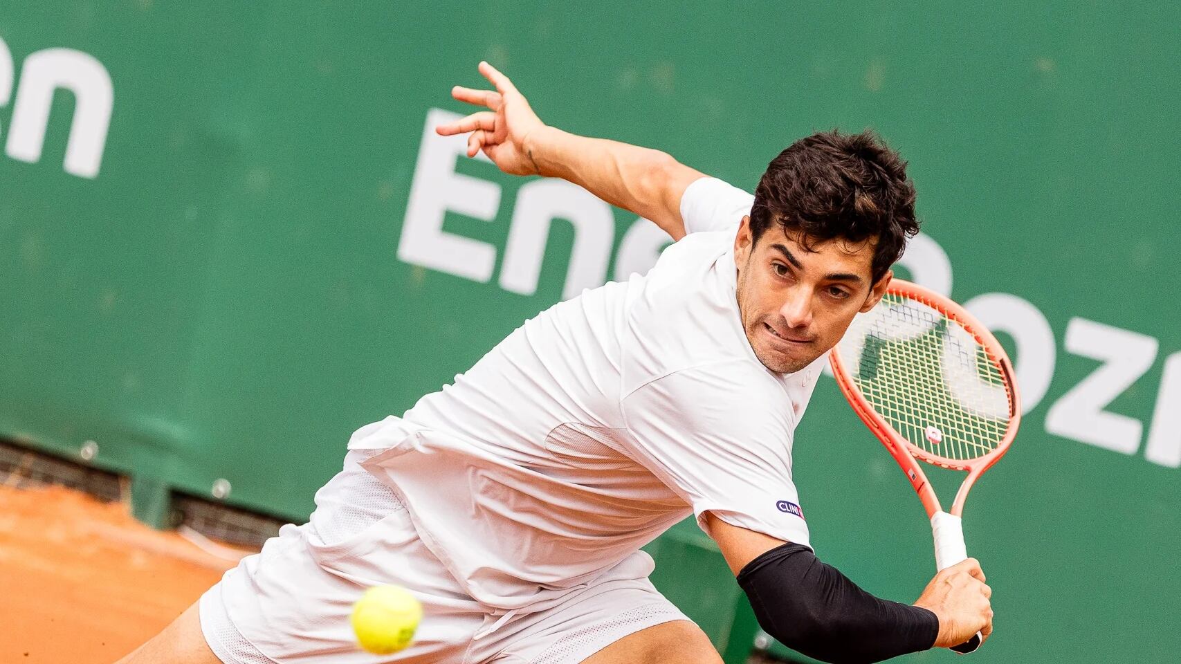 El tenista nacional avanzó a los octavos de final del Challenger de Poznan luego de vencer por 6/1 y 6/0 al ruso Aleksei Batutin.