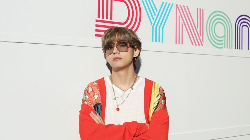 V (Taehyung) de BTS se recupera totalmente de Covid-19 y concluye su cuarentena