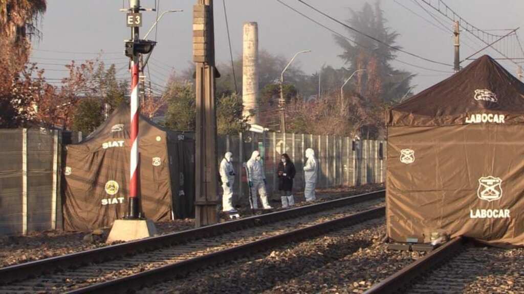 El cuerpo de la mujer semidesnuda quedó a u costado.