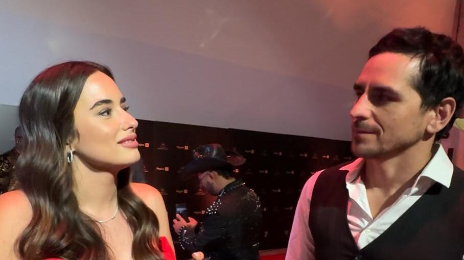 Pangal Andrade y Melina Noto llegaron vestidos de punta en blanco al reciente evento de los Premios Cordillera realizados en el Teatro San Ginés, ocasión donde el deportista del Cajón del Maipo recibió el galardón en nombre del reality de Canal 13 ¿Ganar o servir?, tras quedarse con la categoría “Mejor programa estelar”.
Si bien, tiempo atrás el finalista aseguró que ese sería su último reality, ahora dice que no escupe al cielo en caso de recibir una atractiva oferta.
“Yo no escupo al cielo, porque uno nunca sabe”, afirmó a Publimetro, respecto a la posibilidad de volver a encerrarse. Pero, eso no le saldría gratis, puesto que Melina aseguró, medio en broma, medio en serio, que eso implicaría un costo en la relación.