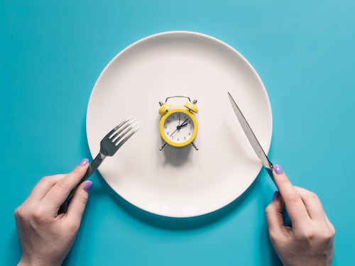 Ayuno intermitente podría reconfigurar el cerebro y reducir los antojos