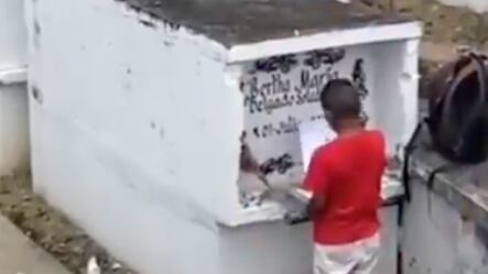 Niño visita tumba de su mamá