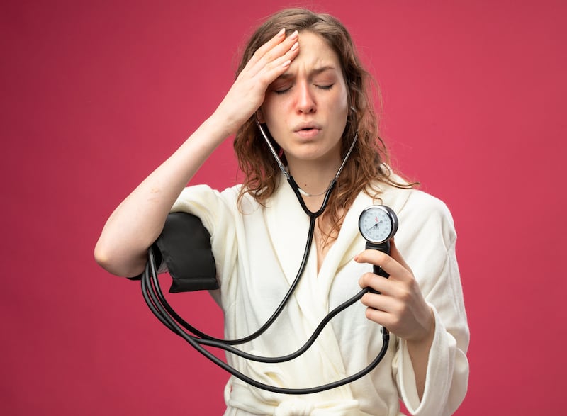 Muchas personas tienen hipertensión y no lo saben. Conoce los riesgos para la salud y qué cambios pueden ayudar a prevenirla y mantenerla bajo control. Foto: Magnific.