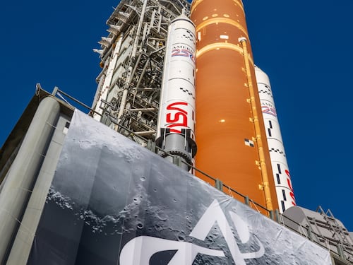 NASA se prepara para volver a orbitar la Luna en un viaje tripulado: a qué hora es el lanzamiento de Artemis II y dónde verlo