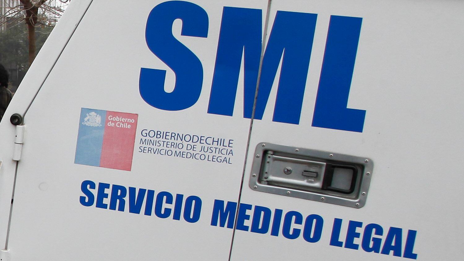 Un menor de 11 años murió durante la noche del miércoles tras manipular el arma de su padre, un funcionario de Carabineros de la Cuarta comisaría de Coronel, en la Región del Bío Bío y dispararse a sí mismo.
La tragedia quedó al descubierto luego que sus familiares escucharon el estruendo del disparo y comenzaron la búsqueda del niño al interior del domicilio.
Finalmente, el lamentable hallazgo ocurrió en su dormitorio, luego que revisaran debajo de la cama y lo vieron con el mortal disparo.
Según trascendió, se descartó la participación de terceras personas, aunque trascendió como información preliminar que una de las hipótesis es que el niño haya utilizado la pistola respondiendo a un “desafío viral”, informó radio Biobío.
Producto de esto, desde la PDI investigan el celular del niño para corroborar la hipótesis de lo que lo habría impulsado a realizar el disparo.
Las diligencias quedaron a cargo del Servicio Médico Legal quienes realizarán la autopsia.