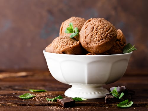 ¿El helado realmente refresca? Las 3 ventajas científicas (y el gran mito) de consumir dulces en verano