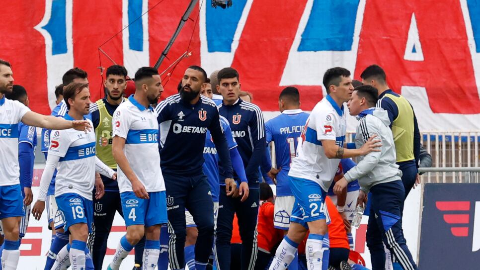 Mauricio Isla encarando a los jugadores de la U