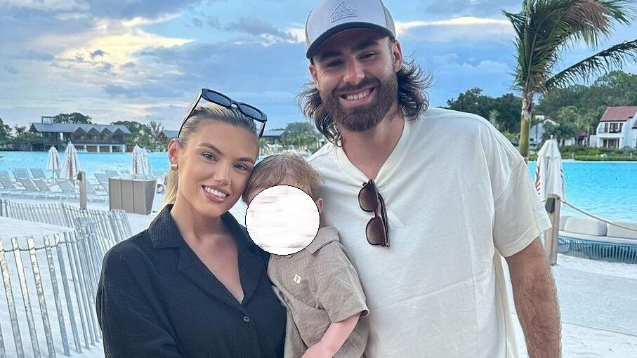 La esposa del delantero chileno-británico recibió una gran cantidad de mensajes de hinchas chilenos en apoyo a su marido, reemplazado en el primer tiempo del partido que la Roja perdió ante Bolivia en el Estadio Nacional.