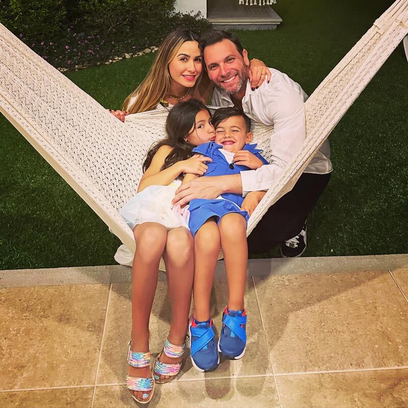 Pato Borghetti junto a Odalys Ramírez y sus hijos juntos