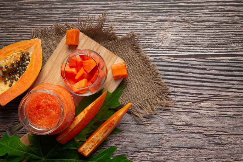 Su sabor dulce, su color vibrante y su amplia variedad de beneficios para la salud hacen que la papaya sea una fruta muy popular. Foto: Freepik.