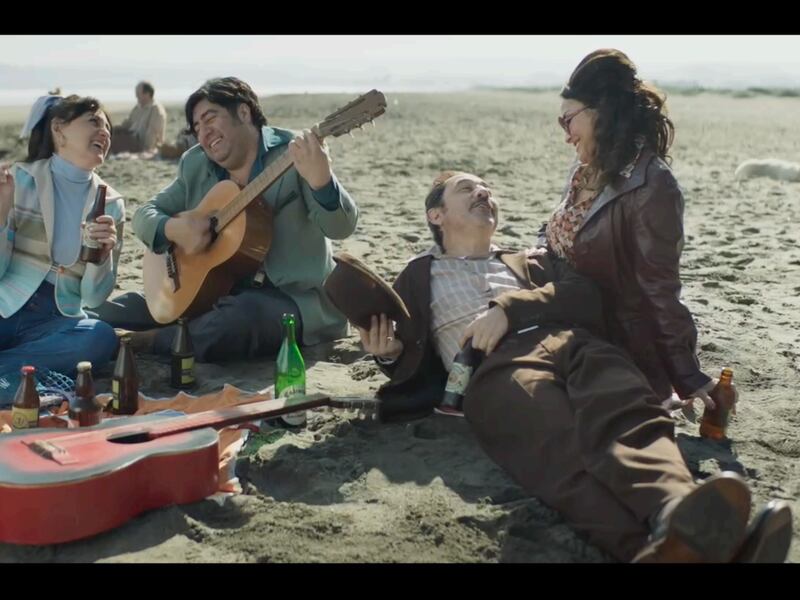 “Me robaste el corazón”: película que narra la historia de amor entre Roberto Parra y la Negra Ester fue ovacionada en el Festival de Cine de Lebu