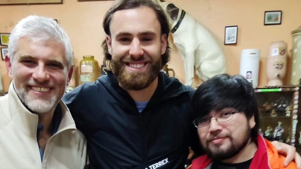 Álvaro Pérez junto a Ben Brereton y el periodista Manuel de Tezanos