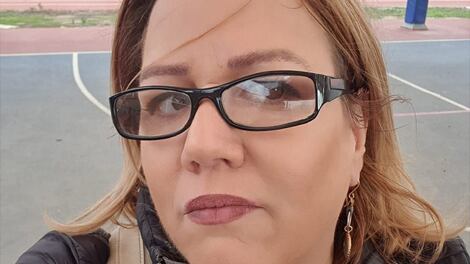 Asesinada con ocho disparos a quemarropa. Así fue el trágico final de una mujer de 39 años, hija de una chilena radicada en Israel desde 1971, quien fue atacada por miliciano palestino que ingresó a su vivienda ubicada en la localidad kibutz Ein Hashlosá, y la ejecutó, informó BioBioChile.
El director de la Colectividad Judía de Chile, Roberto Muñoz Permut, reveló “cuando escuché que terroristas cruzaron la línea y rompieron la cerca y llegaron a los kibutz, pensé de inmediato en mi prima Rita Kusnir, que ella vive a un kilómetro y medio de la franja de Gaza”, contó al citado medio.
“Luego de vanos internos por comunicarnos con ella, recibimos la noticia que Rita había sido herida, pero estaba en buenas condiciones, pero no así su hija Noa (Glasberg), que había sido asesinada”, agregó.
“El Ejército, cuando la encontró tumbada y tirada en su casa, tenía ocho disparos en su cuerpo”, lamentó.
Noa Glasberg vivía en el kibbutz de Ein Hashlosha, en la región del Negev, a menos de cinco kilómetros de distancia de la Franja de Gaza.
Glasberg era hija de la chilena Rita Kusnir, quien vivía desde hace 52 años en Israel, y del argentino Arie Glasberg.
“El Gobierno de Chile lamenta la muerte de Noa Glasberg, ciudadana israelí de madre chilena, asesinada en los violentos ataques terroristas ocurridos en el kibutz Ain Hashloshá. Junto con enviar condolencias a su familia, Chile reitera su llamado a un pronto cese de la violencia”, escribió la Cancillería chilena en Twitter.
Ataque de Hamás a Israel
Fue al amanecer cuando cientos de milicianos palestinos cruzaron la frontera entre Gaza y el sur de Israel, disparando a diestra y siniestra contra civiles y tomando como rehenes a decenas de ellos, generando el terror en diversas localidades aledañas. Ataque y fuego cruzado que se prolongó por horas, causando centenares de muertes y más de mil heridos, informaron medios internacionales.
Invasores ingresaron a las casas, atacando a familias y personas inocentes, prendiendo fuego en aquellas viviendas donde no podían acceder, convirtiéndose en una masacre sin precedentes en lo que concierne al conflicto histórico entre Palestina e Israel.
Ataque sin precedentes a Israel
Nunca antes milicianos palestinos habían logrado cruzar la frontera común entre Gaza y el interior de Israel, dificultando, incluso, al ejército israelí de poder enviar tropas para hacer frente al asalto masivo de Hamas, quienes atacaron por sorpresa.
Se desconoce el número de civiles y militares que fueron secuestrados por la milicia y llevados, algunos sin vida, hasta el interior de Gaza.
Además, previo al ingreso de palestinos, lanzaron miles de misiles por aire desde Gaza contra el interior de Israel, alcanzado el centro de Tel Aviv.
La Fuera Aérea israelí, por su parte, también respondió con decenas de ataques, contra objetivos que estarían relacionados con el movimiento Hamas.
Según se prevé. el conflicto bélico estaría lejos de apaciguarse y podría extenderse a otros frentes, como con el Líbano y la organización musulmana Hezbollah, quienes celebraron la “operación heroica” de Hamas, mientras que Estados Unidos prometió ayudar a Israel.
Este ataque por sorpresa de la milicia de Hamas a Israel ocurre justo 50 años (y un día) después de la guerra de Yom Kipur, más conocida como la guerra de Octubre, ocurrida en 1973. Conflicto bélico librado por la coalición de países árabes, liderados por Egipto y Siria contra Israel desde el 6 al 25 de octubre de 1973.