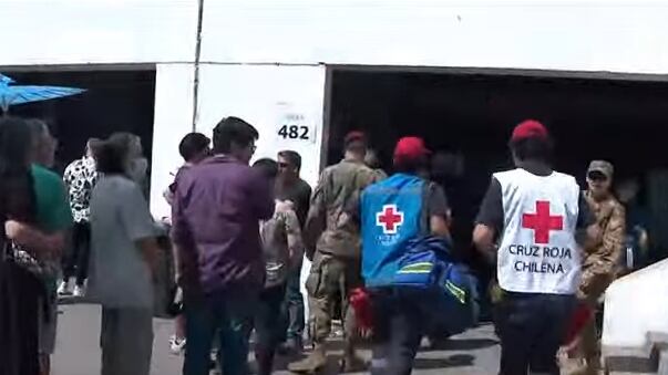 Encargados de la Cruz Roja instalados en el recinto ñuñoíno fueron quienes asistieron inmediatamente a la mujer que se desmayó en la fila de la mesa donde debía votar este sábado.