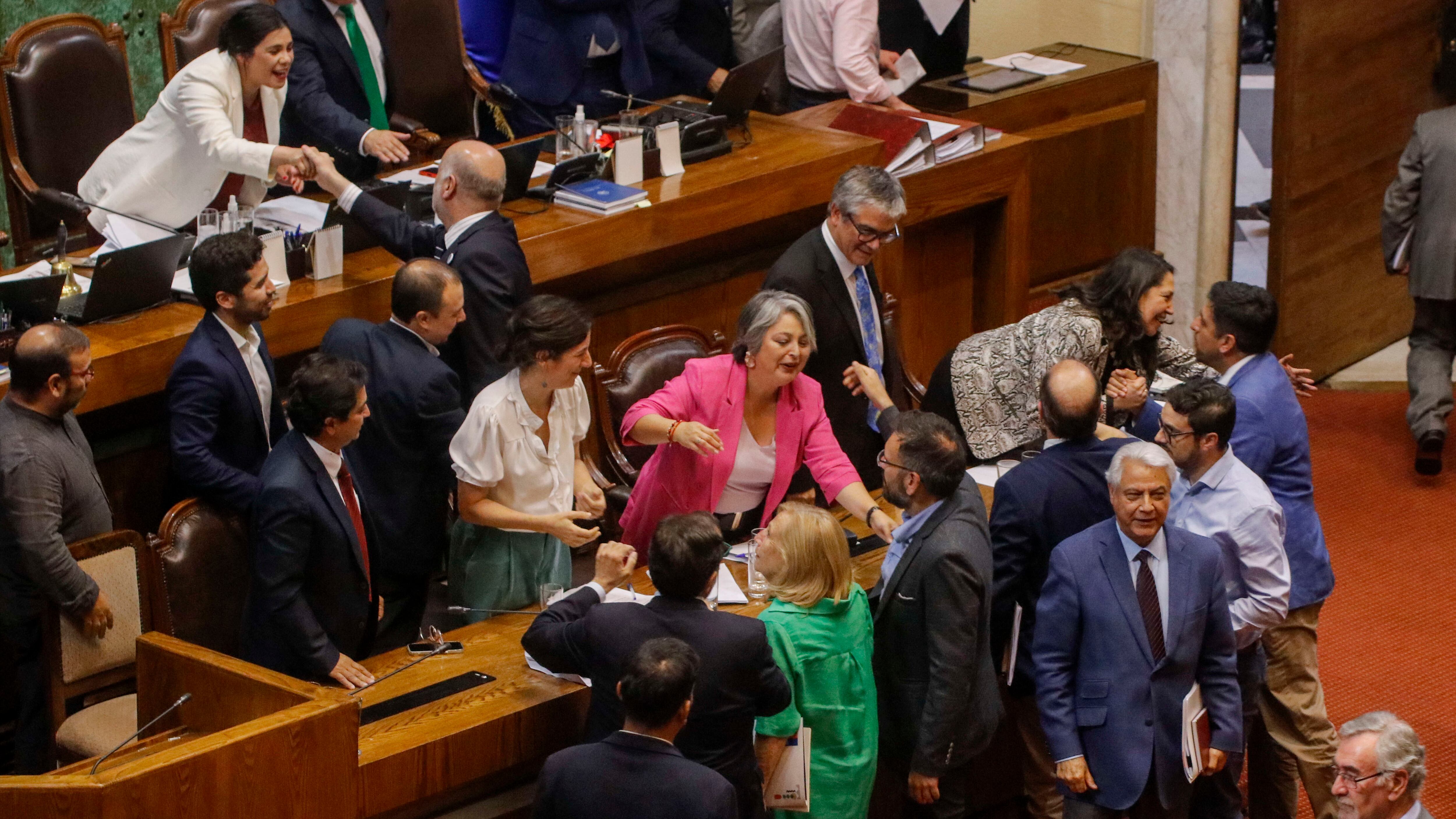 CAMARA: 29 de enero 2025 | 29 Enero 2025/ VALPARAISO
Ministros, Subsecretarios y parlamentarios, celebran tras ser aprobada la Reforma de Pensiones en la Camara de Diputados.
SEBASTIAN RIOS MORALES/AGENCIAUNO