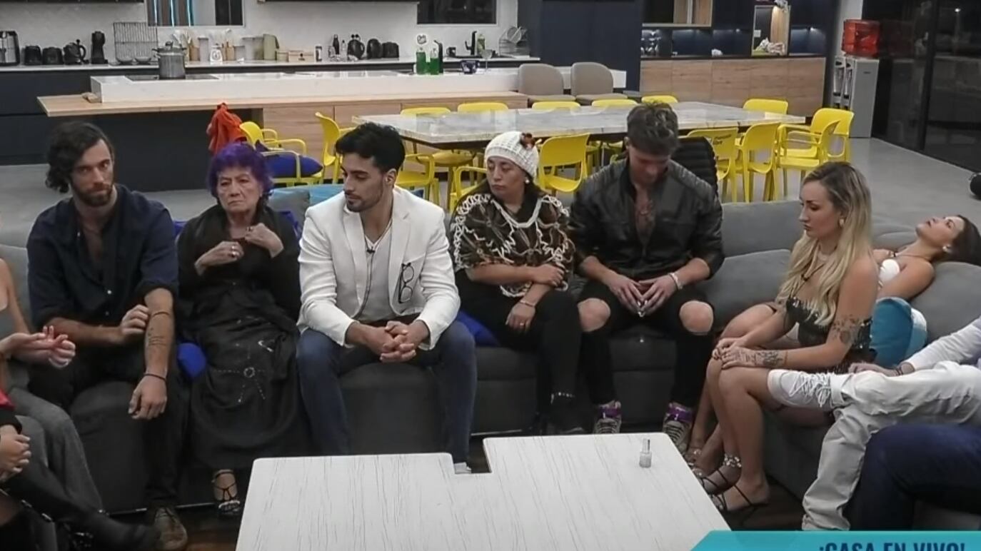 El participante de Gran Hermano, Lucas Crespo, se convirtió en el noveno jugador en ser eliminado del reality de CHV,  tras obtener un 88,59 por ciento de los votos del público, frente a su principal oponente, Jennifer Galvarini, quien fue salvada el recibir solo un 11,41%.
Todo partió cuando los animadores Diana Bolocco y Julio César Rodríguez comenzaron a nombrar a los primeros salvados de la placa de eliminación, siendo Raimundo Cerda y Rubén los primeros en ser informados de permanecer una semana más en la casa estudio en Argentina. 
Posteriormente, llegó el alivio para Mónica y Jorge, quedando la definición entre Lucas y La Pincoya, la querida representante de Chiloé. 
En ese instante, Constanza Capelli, rompió en llanto en su dormitorio, pensando que su amiga podía ser la eliminada. 
Sin embargo, a pesar de la preocupación, la masiva campaña de los televidentes y cibernautas llamando a votar “Lucas al 3331″ dio resultado, siendo eliminado con una amplía mayoría. 
“Estoy tranquilo, no me tenía mucha fe tampoco. Me quedo con una experiencia increíble, me llevo a gente maravillosa, que es lo importante de este programa, es un juego (…) fueron dos meses agotadores, intenté renunciar como 3 veces, y cuando me fui a la placa tocó irme”, señaló.