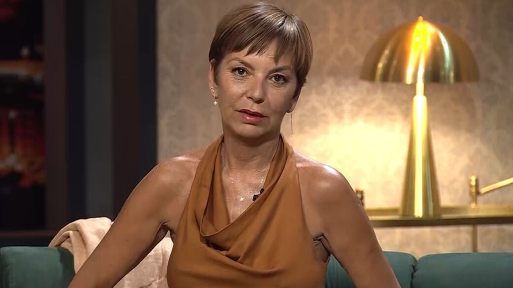 Invitada a Podemos Hablar, probablemente como una antesala del supuesto regreso del programa de farándula Primer Plano en CHV, la animadora Francisca García-Huidobro entregó su tajante opinión respecto a los animadores que deberían estar en el próximo Festival de Viña 2025, edición que estará acargo de Mega y la productora Bizarro.
Fue cuando su exmarido y conductor de PH, Julio César Rodríguez le preguntó si le parecían los periodistas José Antonio Neme o Rodrigo Sepúlveda para animar el certamen viñamarino, cuando ella les cerró las puertas de par en par y se la jugó con una sola mujer sobre el escenario de la Quinta Vergara: Karen Doggenweiler.
“¿Quién para ti debe ser el animador del Festival y acompañarla. José Antonio Neme, Rodrigo Sepulveda, Rafa Araneda?”, le consultó JC.
Ahí, la expanelista de Gran Hermano dijo enfático que no quería “ninguno. Karen Doggenweiler sola, Karen Doggenweiler se come a la Quinta Vergara sin la necesidad de tener ningún accesorio al lado, ninguno”, dijo fiel a su estilo sin pelos en la lengua.
Respecto a su tajante respuesta, explicó que “me cae regio Neme, me cae regio Sepúlveda, pero son gente de prensa, ¿al Rafa enserio lo vamos a importar de nuevo para que venga a animar Viña?”, cuestionó.
“Karen Doggenweiler sola ese es mi llamado a Mega, que rompan la tradición y pongan a una mujer animando sola, porque la Karen se la puede”, sentenció Fran García-Huidobro, en el capítulo que saldrá emitido el viernes.