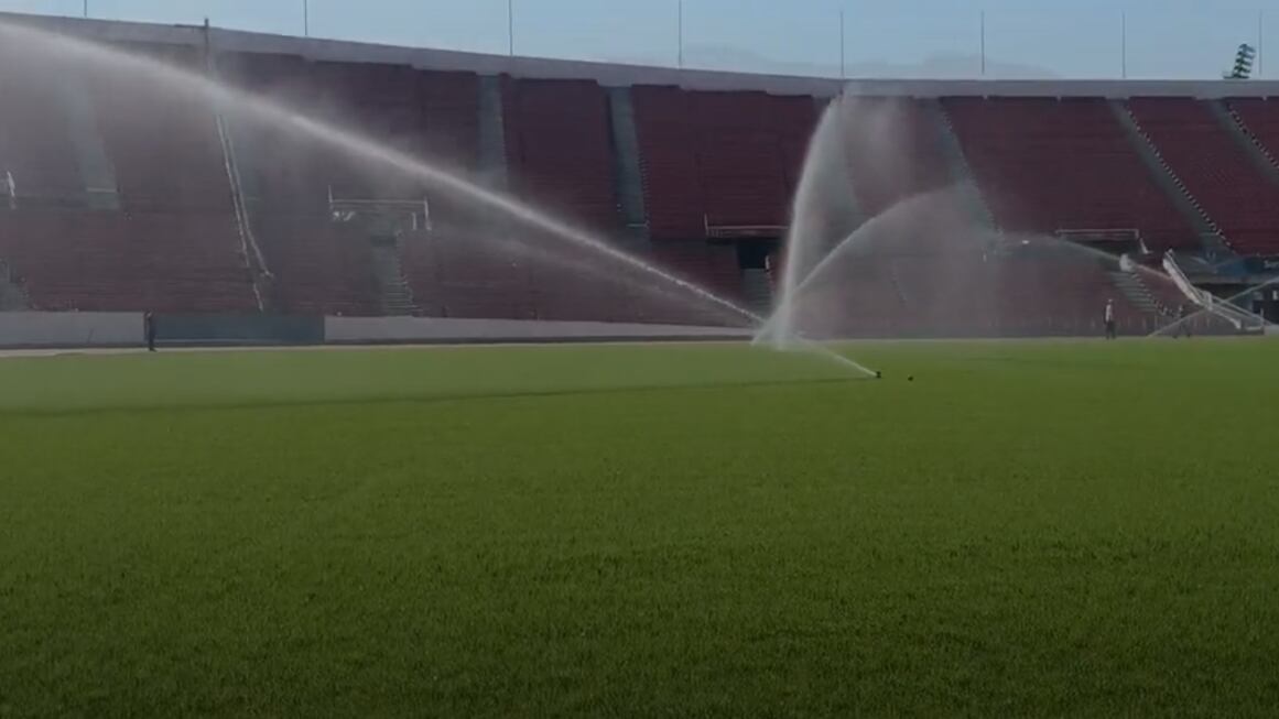 Avances en trabajo en la cancha del Estadio Nacional Chile.