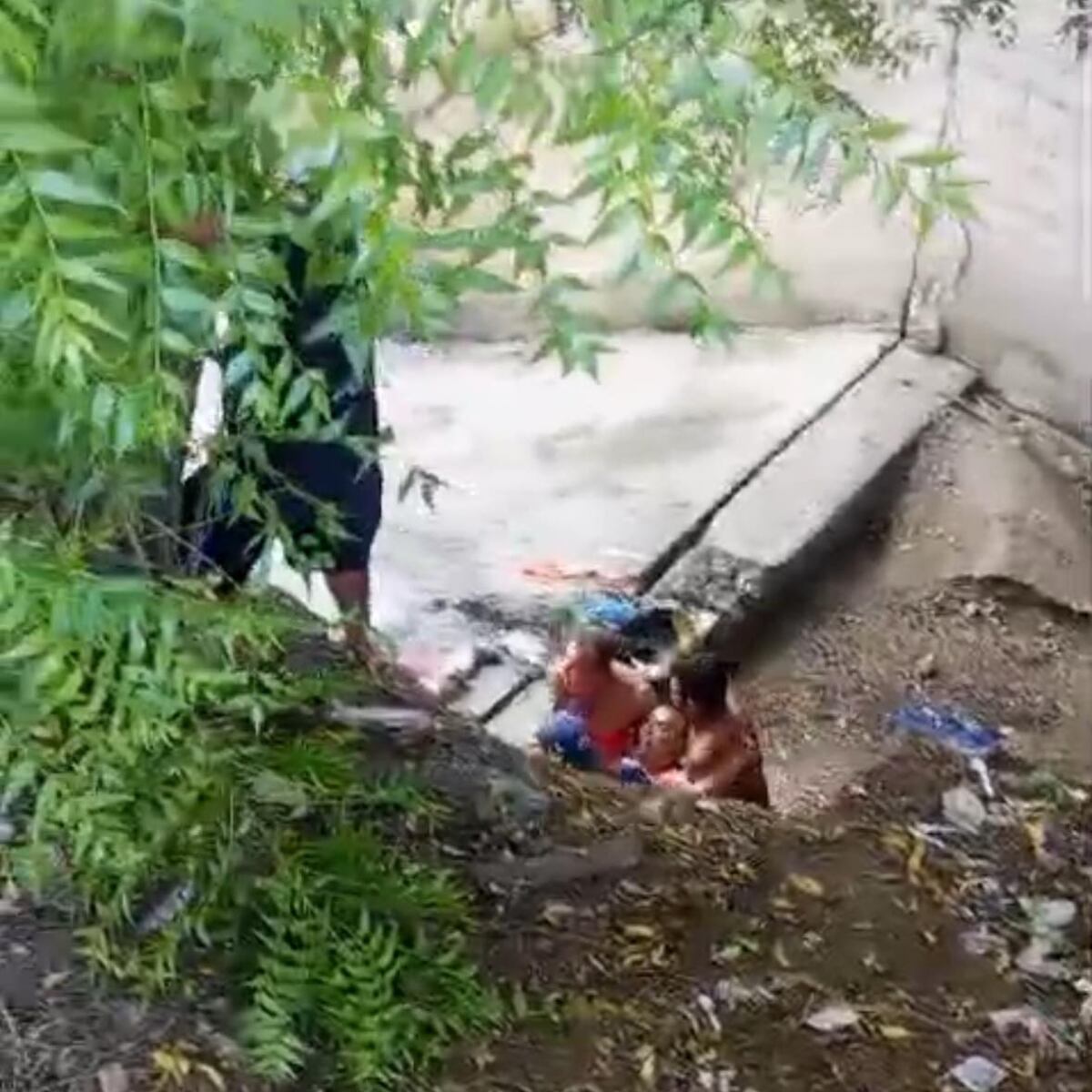 Hombre se arroja a precipicio para huir de asesino Hombre se arroja a precipicio para huir de asesino